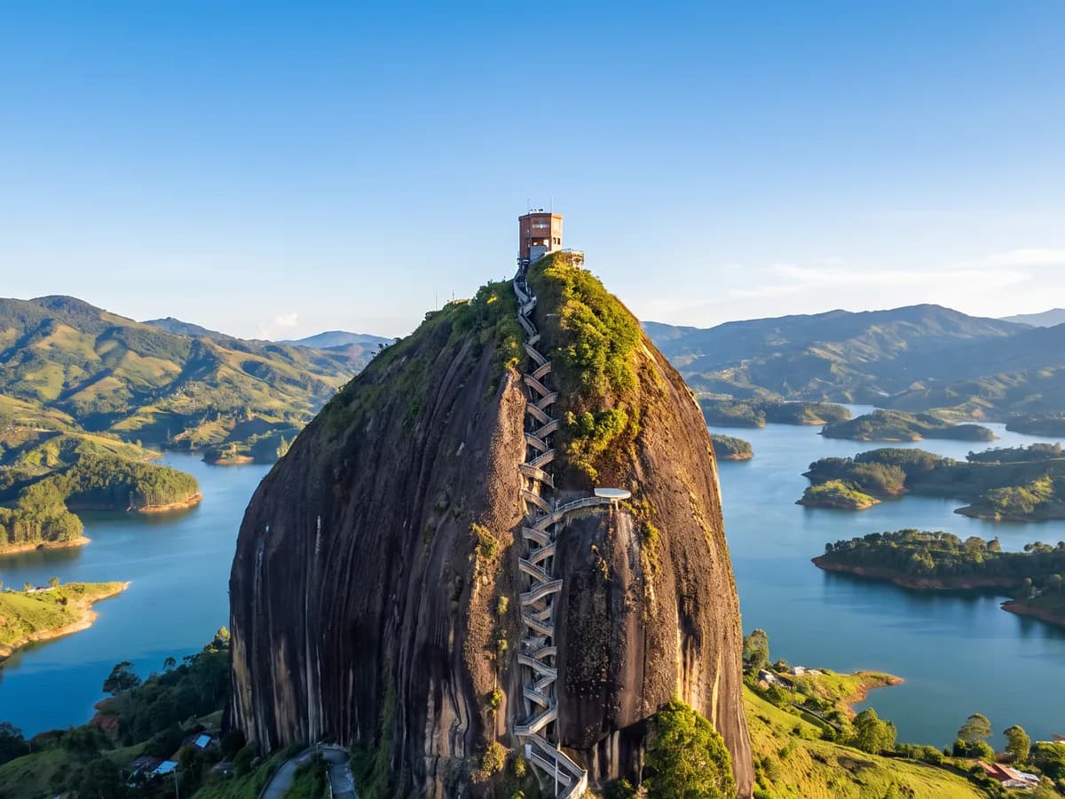 Vista aérea da La Piedra del Peñol com a represa de Guatapé e a bandeira da Colômbia