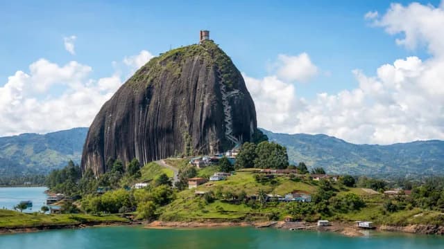 O monólito La Piedra del Peñol sobre a represa de Guatapé