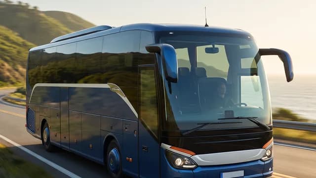 Ônibus turístico na estrada panorâmica para Guatapé — seguro de viagem incluído
