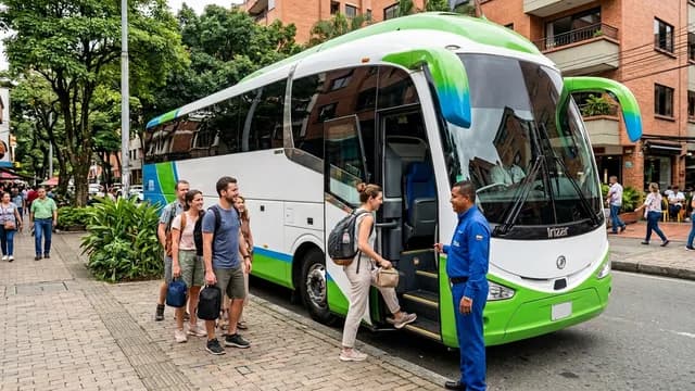 Ônibus turístico moderno com ar condicionado para o passeio de um dia a Guatapé