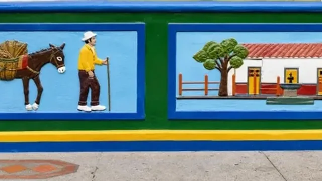 Painéis zócalos pintados coloridos nas fachadas de Guatapé